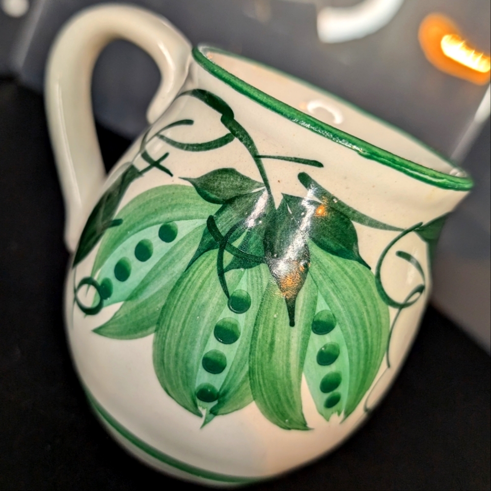 Handmade stoneware hand painted pea pod cream urn shaped 14oz coffee‎ mug